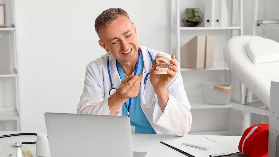 ¿Cómo debe facturar un dentista?